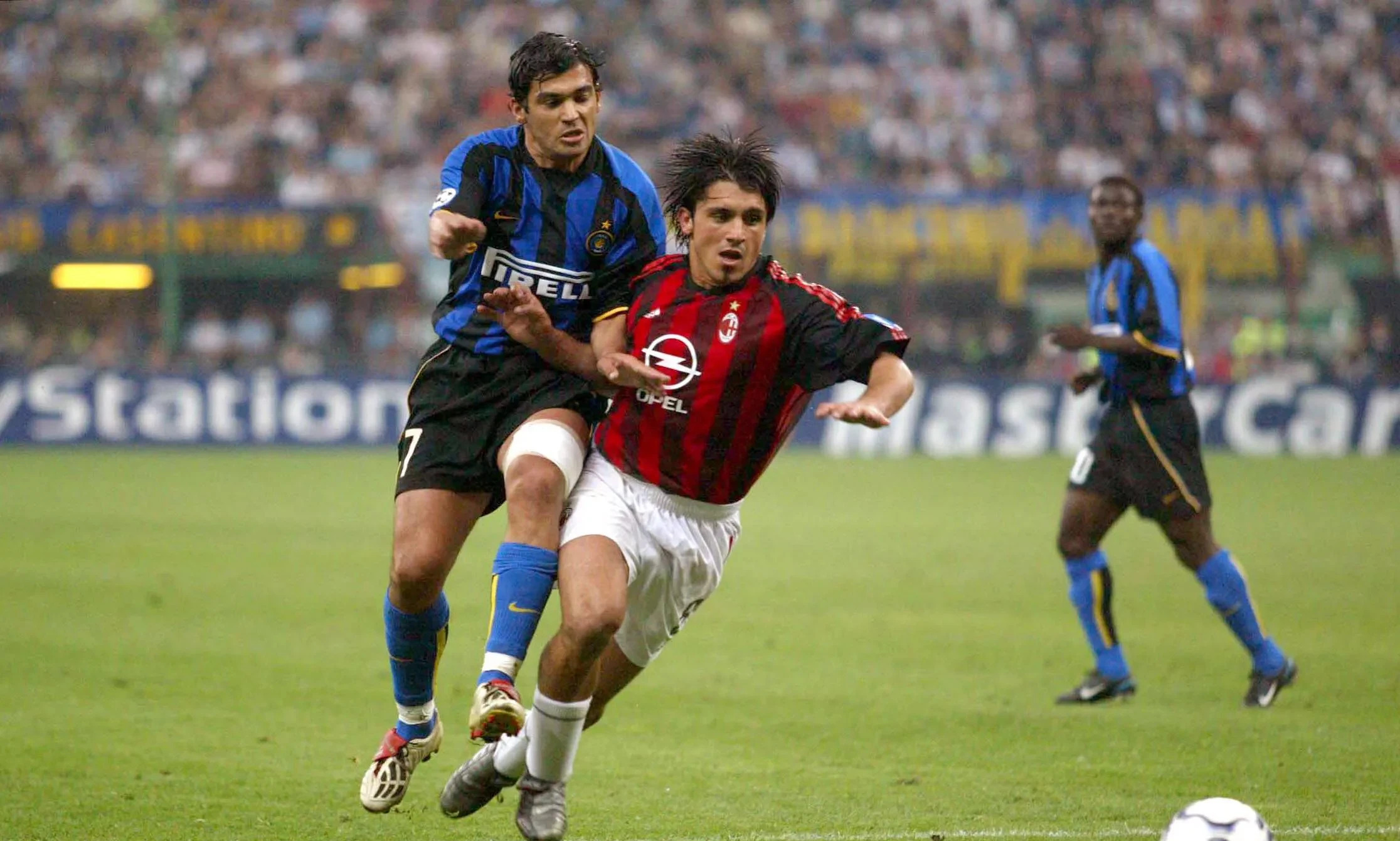 关于AC米兰迎欧超杯关键赛，冲刺阶段战术微调，气氛紧张，更衣室氛围转暖的信息